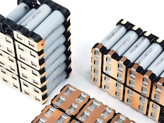 Modular lithium-ion battery packs with nickel-plated copper busbars for spot welding and efficient current flow. Used in energy storage and e-mobility systems.