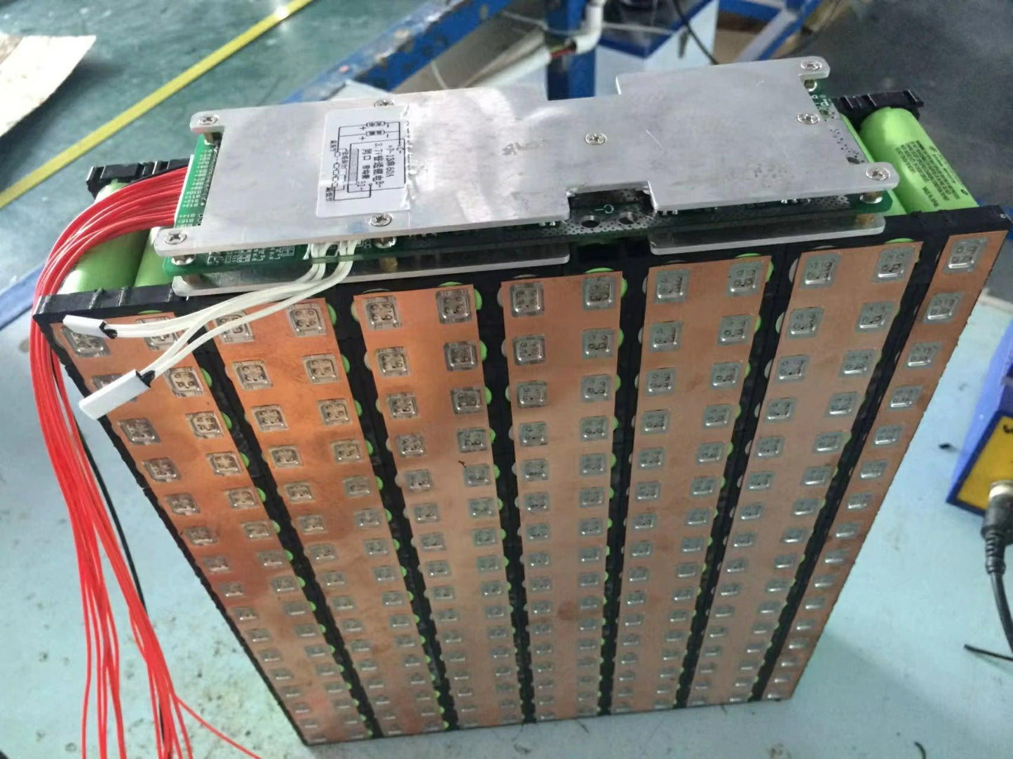 Copper-nickel composite busbar designed for spot welding on 21700 cells